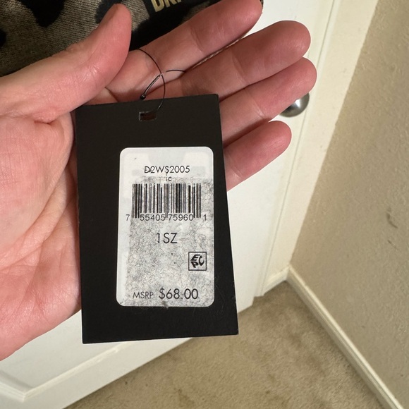 DKNY Animal Print Neutral Colors Scarf - NWT - Picture 4 of 6